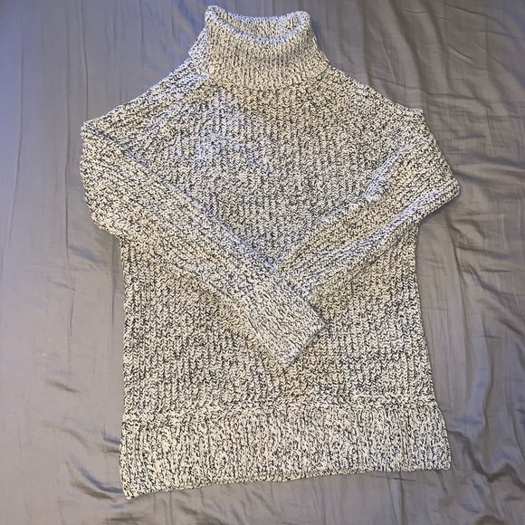 Roots salt and pepper turtle neck! - Picture 2 of 4